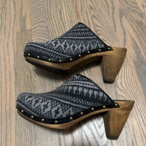 Stylish Gray Patterned Women's Clogs